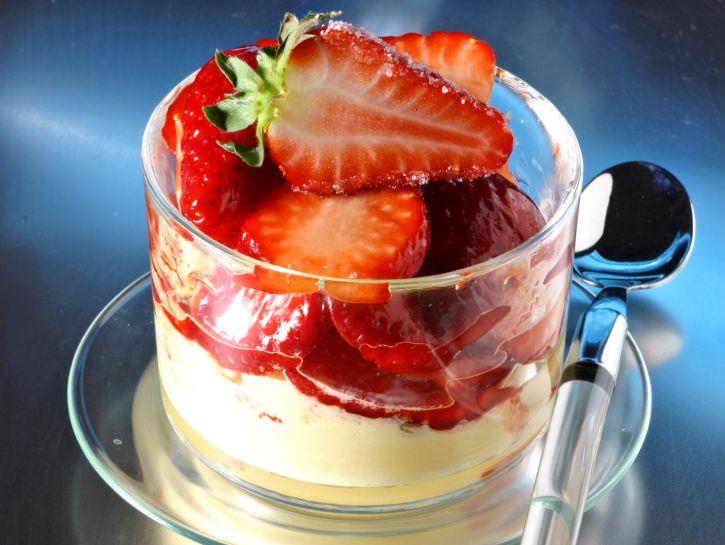 Strawberries & ice cream with balsamic vinegar of Modena